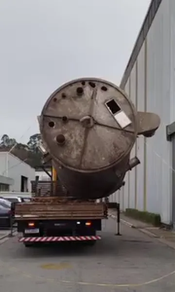 Tanque industrial posicionado sobre a carroceria de um caminhão